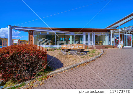 秋天的長野縣蓼科町女神湖南岸的女神湖中心 秋天的長野縣蓼科町女神湖南岸的女神湖中心 117573778