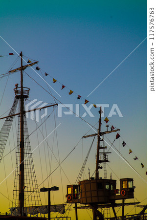 Osaka South Port at dusk 117576763