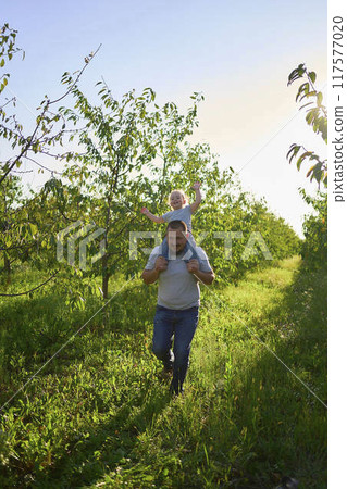 parents ride their children on their backs 117577020