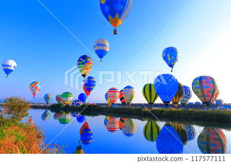 [佐賀縣] 對稱的佐賀國際氣球嘉年華同時起飛 117577111