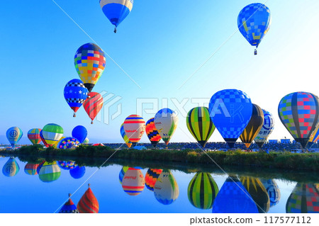 [佐賀縣] 對稱的佐賀國際氣球嘉年華同時起飛 117577112