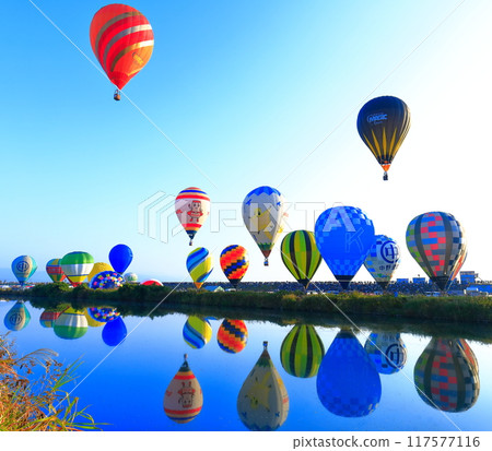 [Saga Prefecture] Simultaneous takeoff of the symmetrical Saga International Balloon Fiesta 117577116