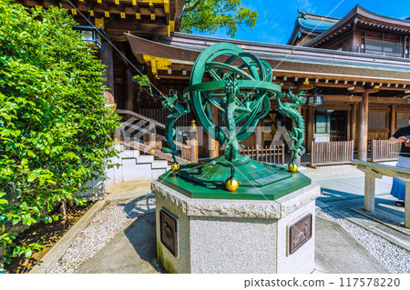 日本寒川城市景觀，相模國一宮寒川神社。方位板和渾儀...=2020年7月21日 117578220