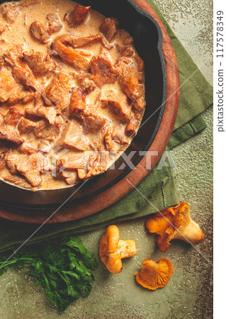 fried chanterelle mushrooms, in cream sauce, in a cast-iron pan, homemade, no people, fried chanterelle mushrooms, in cream sauce, in a cast-iron pan, homemade, no people, 117578349