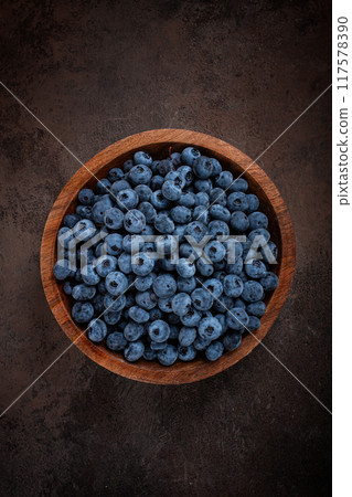 fresh blueberries, in a wooden bowl, on the table, top view, close-up, no people, 117578390