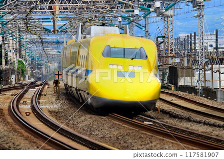幸福的黃色新幹線高速通過小田原站!!...東海道新幹線醫生黃“923型” 幸福的黃色新幹線高速通過小田原站!!...東海道新幹線醫生黃“923型” 117581907