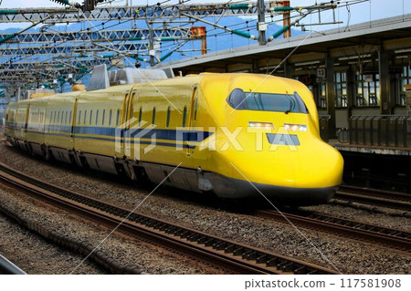The happy yellow bullet train passes through Odawara Station at high speed! Tokaido Shinkansen Doctor Yellow "923" 117581908