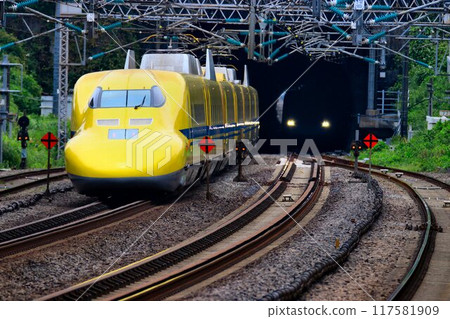 The happy yellow bullet train passes through Odawara Station at high speed! Tokaido Shinkansen Doctor Yellow "923" The happy yellow bullet train passes through Odawara Station at high speed! Tokaido Shinkansen Doctor Yellow "923" 117581909