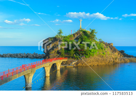 【日本海】沐浴在朝陽下的弁天岩【糸魚川市】 117583513