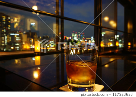 酒吧燈光下的威士忌 酒吧燈光下的威士忌 117583653