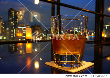 酒吧燈光下的威士忌 酒吧燈光下的威士忌 117583654