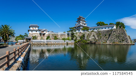 今治城_關原之戰中大獲全勝的藤堂高虎在面向瀨戶內海的海岸上建造的大型城堡,又稱吹上城。 今治城_關原之戰中大獲全勝的藤堂高虎在面向瀨戶內海的海岸上建造的大型城堡,又稱吹上城。 117584545
