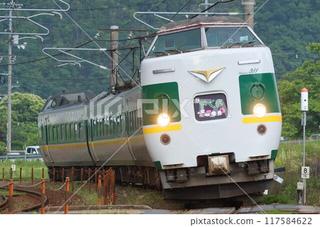 [JR West] 381 Series "Yakumo" ~ Green Yakumo ~ (Hakubi Line: Gokei ~ Hiwa) 117584622