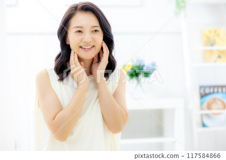 做皮膚護理的中年婦女 117584866