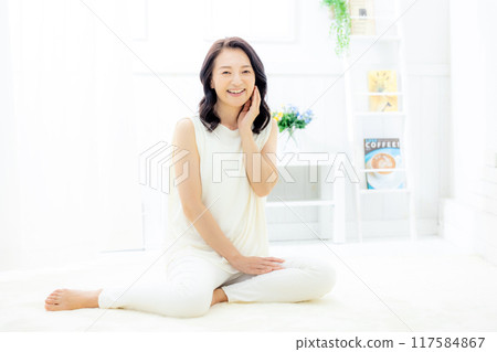 做皮膚護理的中年婦女 117584867