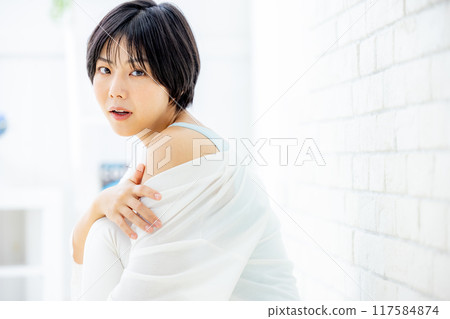 感覺皮膚水分的中年女人 117584874