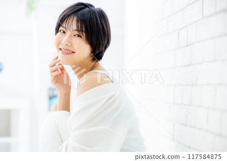 Middle-aged woman who feels the moisture of the skin Middle-aged woman who feels the moisture of the skin 117584875