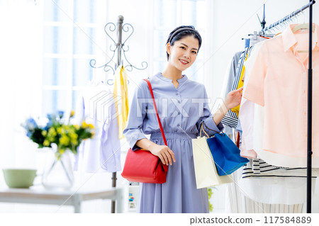 A woman shopping 117584889