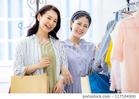 Parent and child shopping Parent and child shopping 117584900