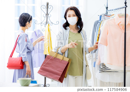 Woman wearing a mask and shopping 117584906