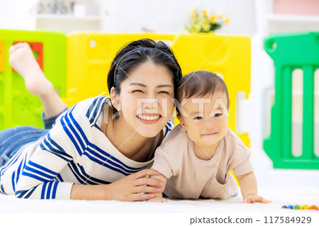 寶寶和媽媽玩玩具 117584929