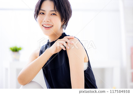 Young lady's portrait 117584938