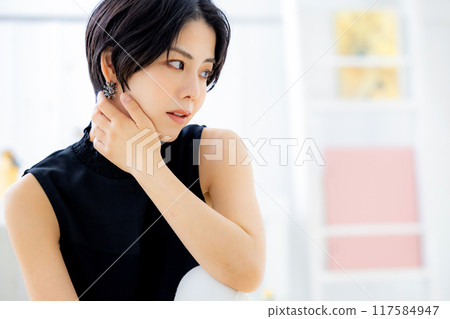 Young lady's portrait 117584947