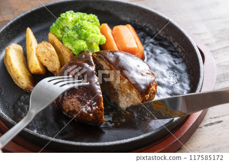 漢堡牛排放在牛排盤上 117585172