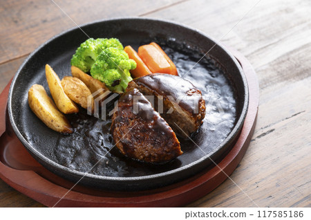 漢堡牛排放在牛排盤上 117585186