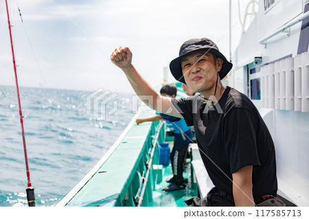 享受海釣的男人 117585713