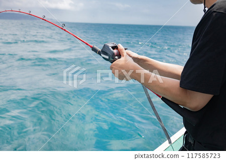 享受海釣的男人 享受海釣的男人 117585723