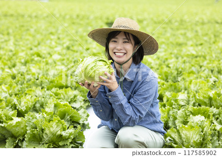 婦女與收穫的蔬菜 117585902