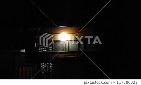 一座古老民宅的入口在夜間被照亮 一座古老民宅的入口在夜間被照亮 117586322