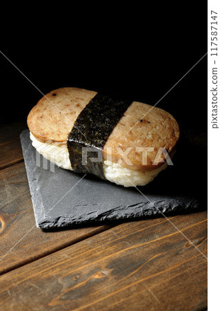 Spam rice ball 117587147