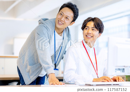 Business scene of two men Shooting cooperation: WEEK Shibadaimon (Sun Frontier Fudousan) Business scene of two men Shooting cooperation: WEEK Shibadaimon (Sun Frontier Fudousan) 117587152