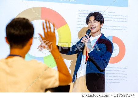 做演講的年輕人 圖片合作:WEEK Shibadaimon(Sun Frontier Fudousan) 做演講的年輕人 圖片合作:WEEK Shibadaimon(Sun Frontier Fudousan) 117587174