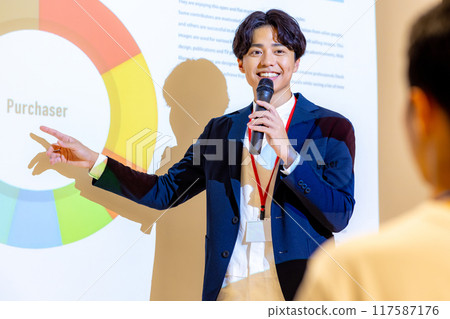 做演講的年輕人 圖片合作：WEEK Shibadaimon（Sun Frontier Fudousan） 117587176