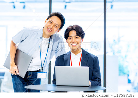 Business scene of two men Shooting cooperation: WEEK Shibadaimon (Sun Frontier Fudousan) 117587192