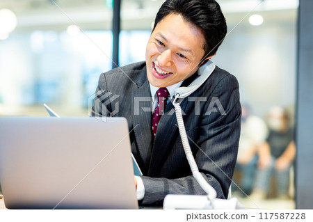 Businessman who responds to the phone Photo cooperation: WEEK Shibadaimon (Sun Frontier Fudousan) 117587228