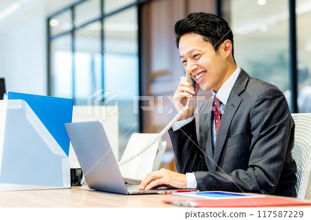 Businessman who responds to the phone Photo cooperation: WEEK Shibadaimon (Sun Frontier Fudousan) 117587229