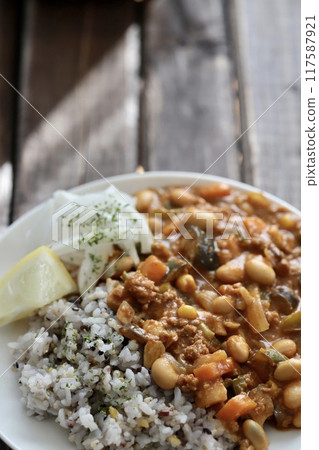 Keema curry with plenty of beans and vegetables, 15-grain rice curry Keema curry with plenty of beans and vegetables, 15-grain rice curry 117587921