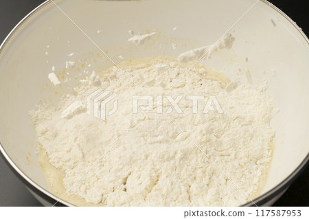 Sifting flour Sifting flour Making steamed bread 117587953