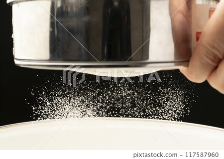 Sifting flour Sifting flour Making steamed bread 117587960