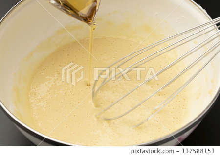 製作饅頭:將材料混合 製作饅頭:將材料混合 117588151