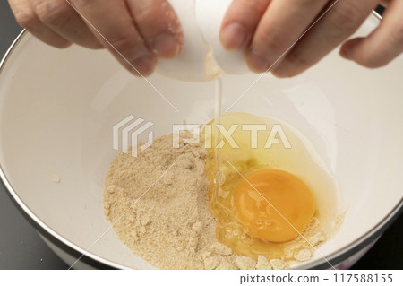 製作饅頭:將材料混合 製作饅頭:將材料混合 117588155