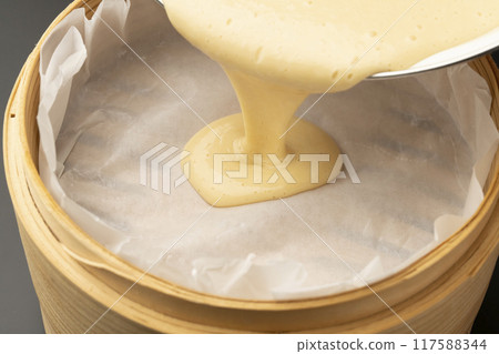 製作饅頭:將材料倒入蒸籠中,用蒸籠蒸 製作饅頭:將材料倒入蒸籠中,用蒸籠蒸 117588344