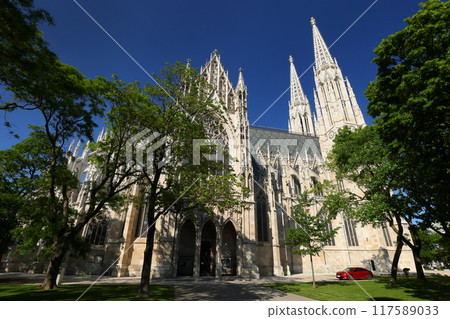 Central Europe, Austria, World Heritage Site, Vienna Historical District, Votive Church along Ringstrasse Central Europe, Austria, World Heritage Site, Vienna Historical District, Votive Church along Ringstrasse 117589033