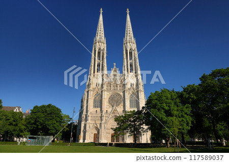Central Europe, Austria, World Heritage Site, Vienna Historical District, Votive Church along Ringstrasse Central Europe, Austria, World Heritage Site, Vienna Historical District, Votive Church along Ringstrasse 117589037