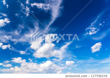 多雲的夏天藍天 多雲的夏天藍天 117590258