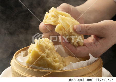 Steamed bread: Steamed bread steamed in a bamboo steamer is broken by hand 117590397